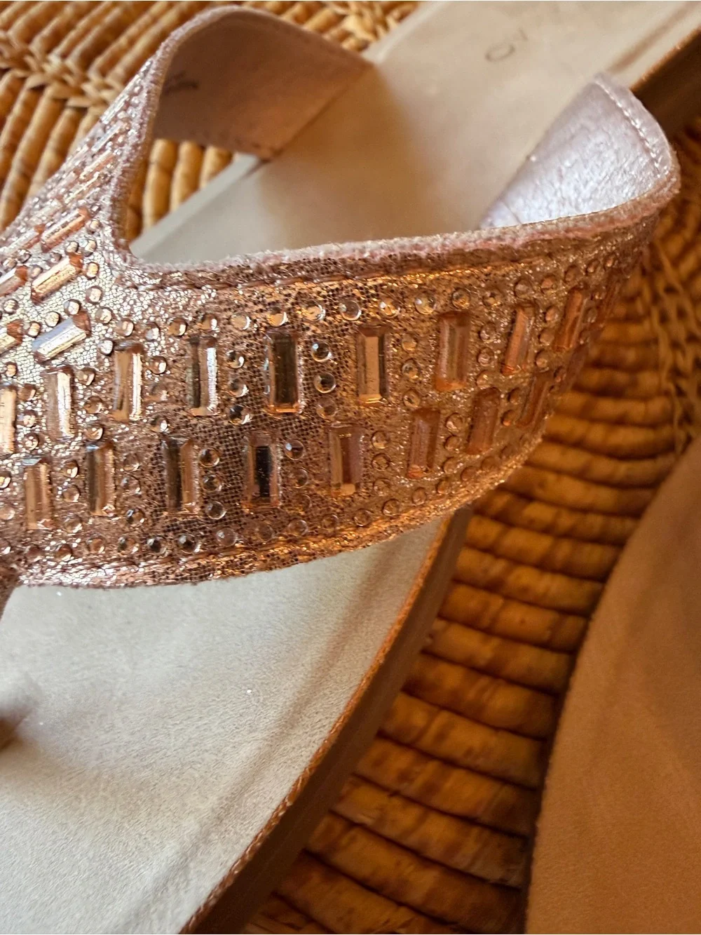 New Andiamo Womens Metallic Rose Gold Flip Flop Sandals